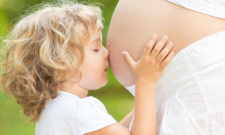 ¿Cómo el ácido valproico puede provocar alteraciones cognitivas en los niños de madres que lo toman durante el embarazo?