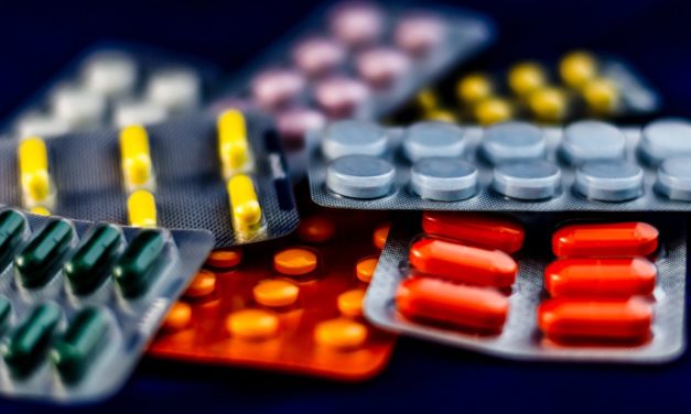 ¿Cuáles son los efectos adversos más frecuentes de los medicamentos anticonvulsivos más comúnmente recetados en adultos con epilepsia focal recién diagnosticada?